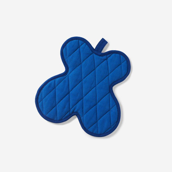 charles and marie SERVING FRIENDS POT HOLDER - blauer Topflappen 25x25 cm - Selena Liu | Areaware