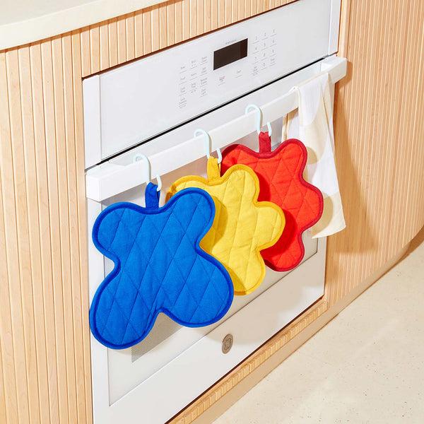 Charles And Marie SERVING FRIENDS POT HOLDER - Roter Topflappen 25x25 Cm - Selena Liu | Areaware