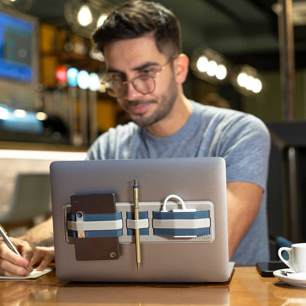 charles and marie SHIFT | schmaler klebbarer Laptop-ORGANIZER | 26x7 cm | beblau