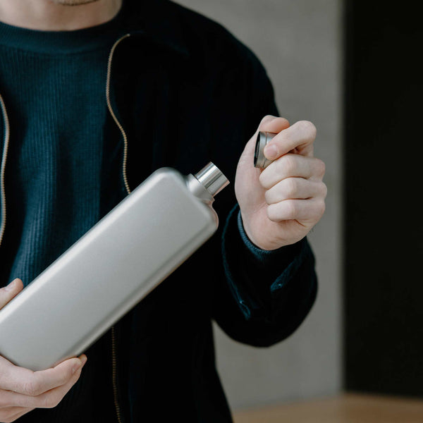 Charles And Marie SLIM Edelstahlflasche Memobottle™ SATIN | Flache Wiederverwendbare TRINK- & WASSERFLASCHE | 600 Ml