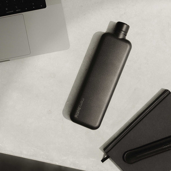 Charles And Marie SLIM Edelstahlflasche Memobottle™ Schwarz | Flache Wiederverwendbare TRINK- & WASSERFLASCHE | 600 Ml