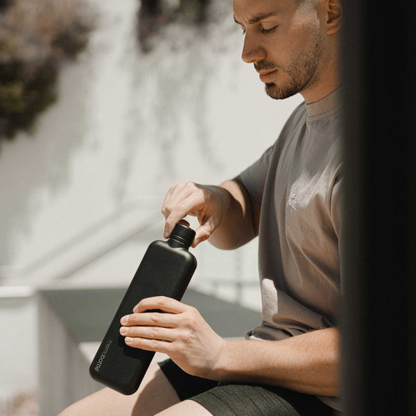 Charles And Marie SLIM Edelstahlflasche Memobottle™ Schwarz | Flache Wiederverwendbare TRINK- & WASSERFLASCHE | 600 Ml