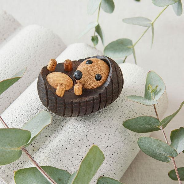 Charles And Marie SPIKE - Liegender Igel Dekofigur Aus Holz - Chresten Sommer | Spring Copenhagen