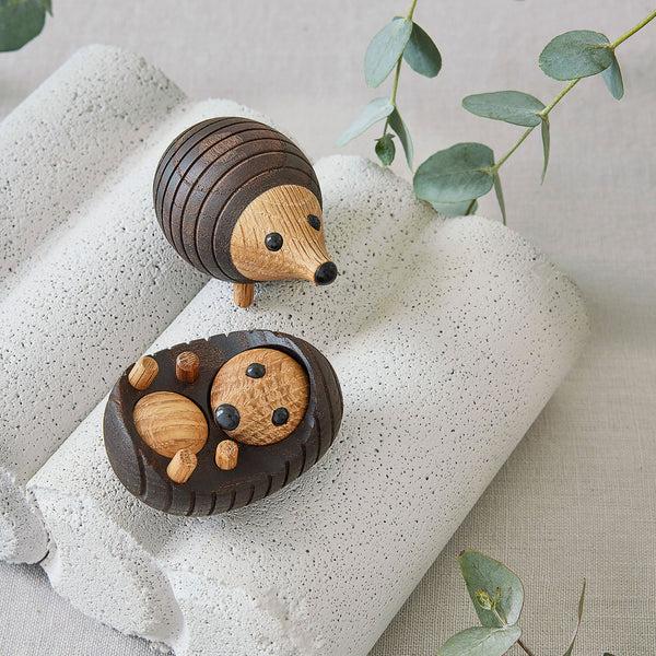 Charles And Marie SPIKE - Liegender Igel Dekofigur Aus Holz - Chresten Sommer | Spring Copenhagen