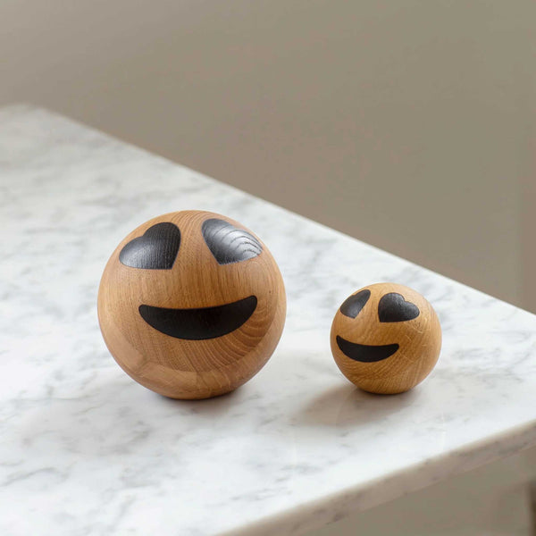 Charles And Marie SPRING EMOTIONS BIG | Lächelndes Gesicht Mit Herzförmigen Augen | Holz EMOTICONS | Mencke&vagnby | Spring Copenhagen
