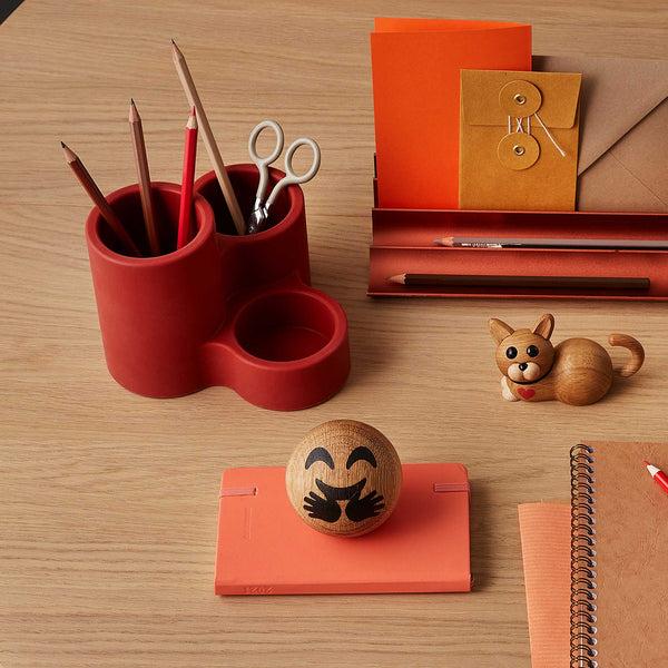 Charles And Marie SPRING EMOTIONS | HUG | Gesicht Mit Umarmung | Holz EMOTICONS | Mencke&vagnby | Spring Copenhagen