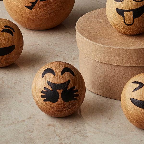 Charles And Marie SPRING EMOTIONS | HUG | Gesicht Mit Umarmung | Holz EMOTICONS | Mencke&vagnby | Spring Copenhagen