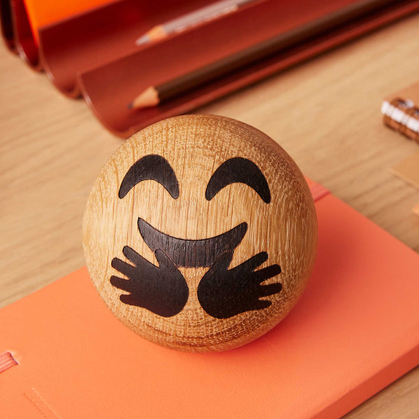 charles and marie SPRING EMOTIONS | HUG | Gesicht mit Umarmung | Holz EMOTICONS | mencke&vagnby | Spring Copenhagen