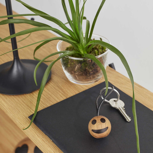 Charles And Marie SPRING EMOTIONS KEYRING | Kümmerer | Holz Emoticon-SCHLÜSSELANHÄNGER | Mencke&vagnby | Spring Copenhagen