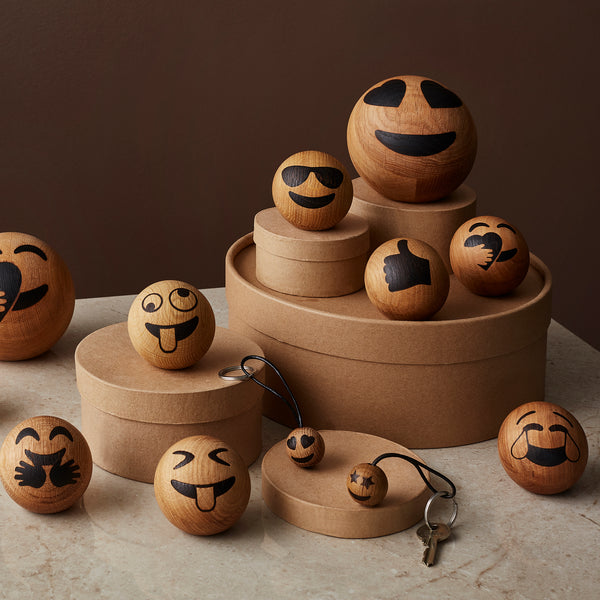 Charles And Marie SPRING EMOTIONS KEYRING | Lächelndes Gesicht Mit Herzförmigen Augen | Holz Emoticon-SCHLÜSSELANHÄNGER | Mencke&vagnby | Spring Copenhagen