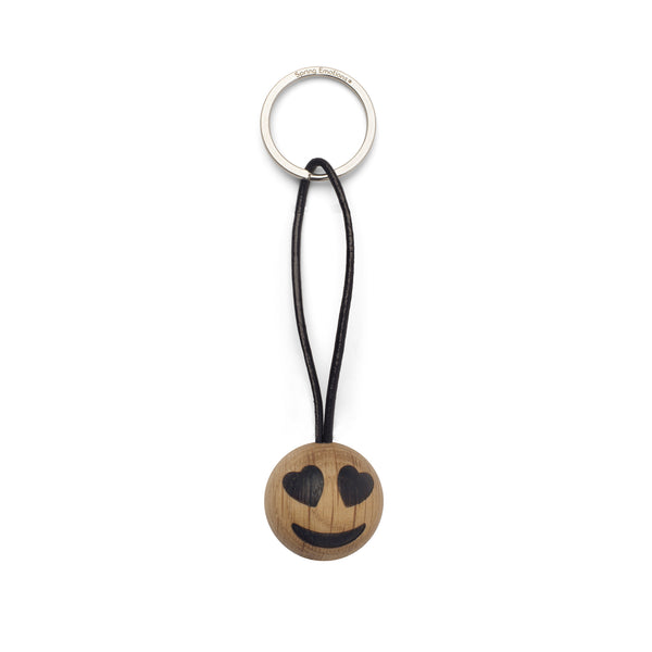 Charles And Marie SPRING EMOTIONS KEYRING | Lächelndes Gesicht Mit Herzförmigen Augen | Holz Emoticon-SCHLÜSSELANHÄNGER | Mencke&vagnby | Spring Copenhagen