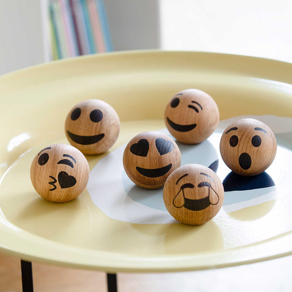 Charles And Marie SPRING EMOTIONS | Zwinkerndes Gesicht | Holz EMOTICONS | Mencke&vagnby | Spring Copenhagen