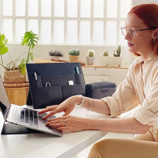 charles and marie STAND-UP SLEEVE | Desktop-ORGANIZER mit Laptop- & Tablet-Hülle | 13 oder 15" | beblau