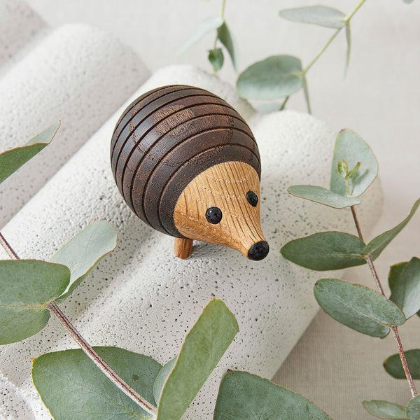 Charles And Marie STICK - Igel Dekofigur Aus Holz - Chresten Sommer | Spring Copenhagen