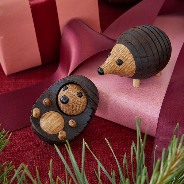 Charles And Marie STICK - Igel Dekofigur Aus Holz - Chresten Sommer | Spring Copenhagen