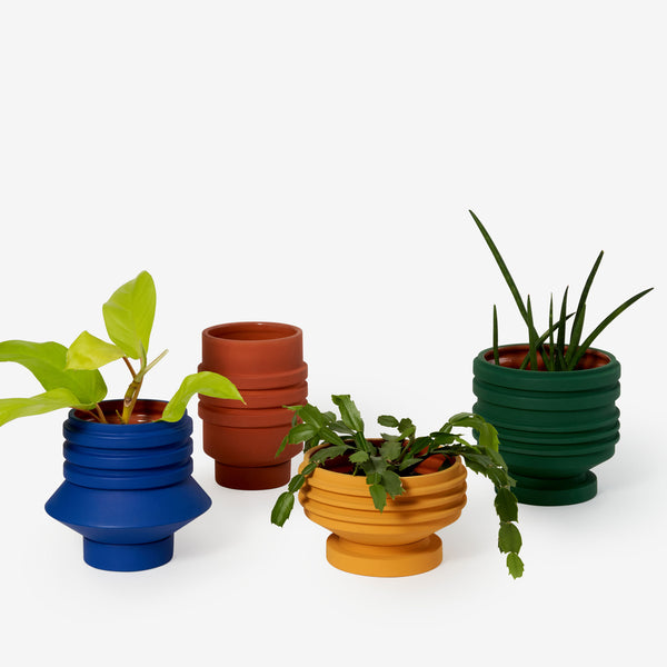 Charles And Marie STRATA PLANT VESSEL | Terracotta-farbiger BLUMENTOPF & PFLANZGEFÄSS | Simone Brewster | Areaware