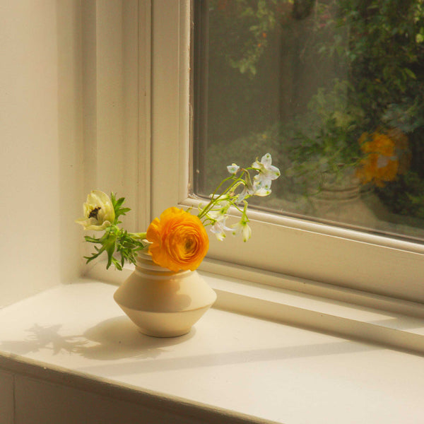 Charles And Marie STRATA VASE | Creme-farbige VASE | D=10 Cm | Simone Brewster | Areaware