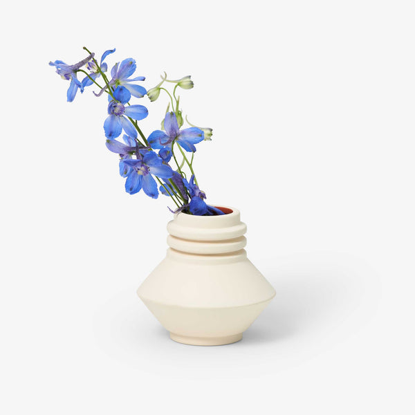 charles and marie STRATA VASE | Creme-farbige VASE | D=10 cm | Simone Brewster | Areaware