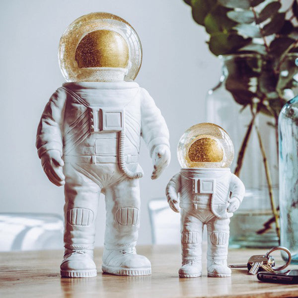 Charles And Marie SUMMERGLOBE THE GIANT ASTRONAUT | Großer ASTRONAUT Mit GLITZERKUGEL | Donkey Products