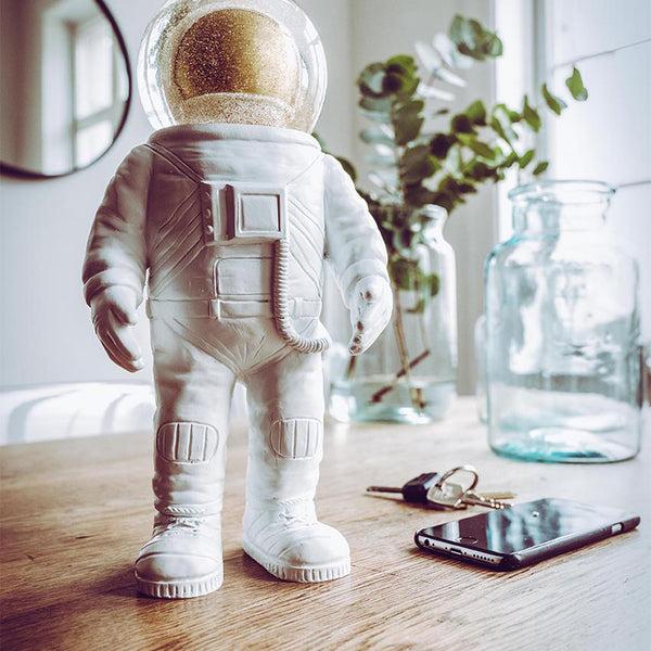 charles and marie SUMMERGLOBE THE GIANT ASTRONAUT | Großer ASTRONAUT mit GLITZERKUGEL | Donkey Products