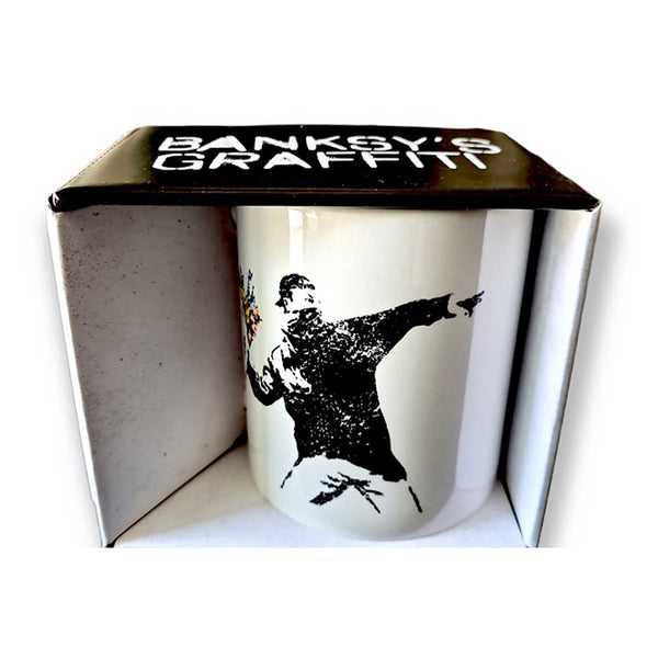 Charles And Marie The FLOWER THROWER | Banksy KAFFEE- & TEE-BECHER | Urban.ity