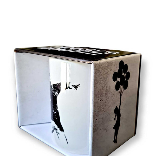 Charles And Marie The FLOWER THROWER | Banksy KAFFEE- & TEE-BECHER | Urban.ity