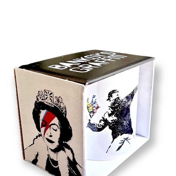 Charles And Marie The FLOWER THROWER | Banksy KAFFEE- & TEE-BECHER | Urban.ity
