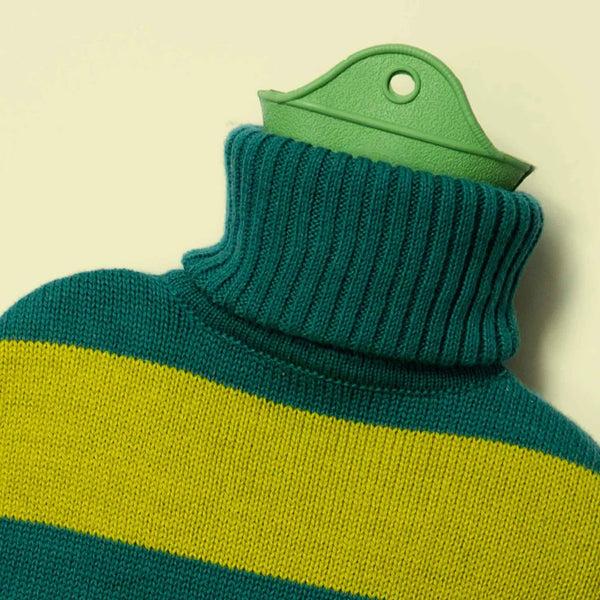 Charles And Marie WÄRMFLASCHE Mit Gestreiften Rollkragenpulli | Blaugrün & Limettengrün | Suite702