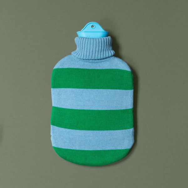 charles and marie WÄRMFLASCHE mit gestreiften Rollkragenpulli | Himmelblau & Grün | Suite702