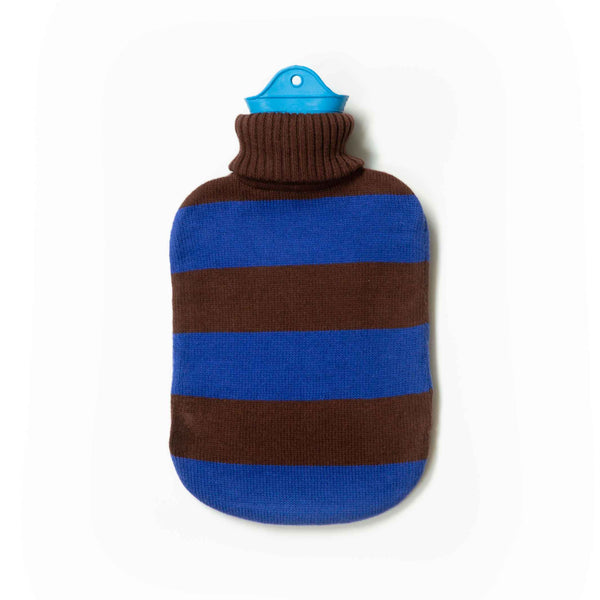 Charles And Marie WÄRMFLASCHE Mit Gestreiften Rollkragenpulli | Kobalt & Dunkelbraun | Suite702