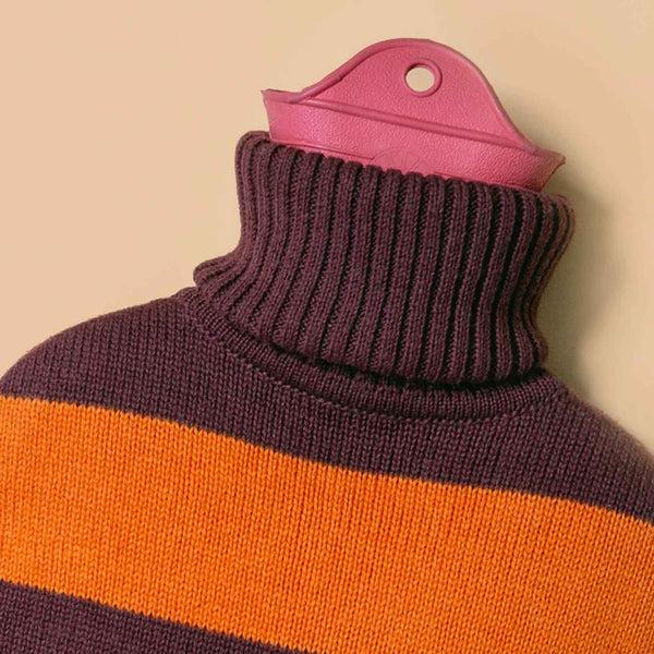 Charles And Marie WÄRMFLASCHE Mit Gestreiften Rollkragenpulli | Orange & Kirschbraun | Suite702