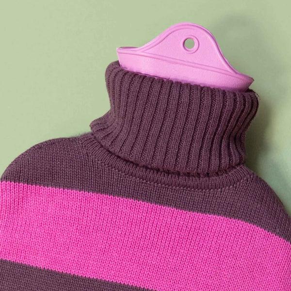 Charles And Marie WÄRMFLASCHE Mit Gestreiften Rollkragenpulli | Pink & Pflaume | Suite702