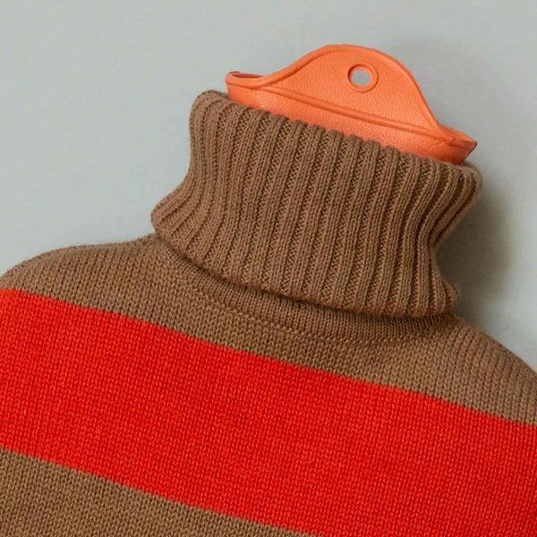 Charles And Marie WÄRMFLASCHE Mit Gestreiften Rollkragenpulli | Zinnober & Kamel | Suite702