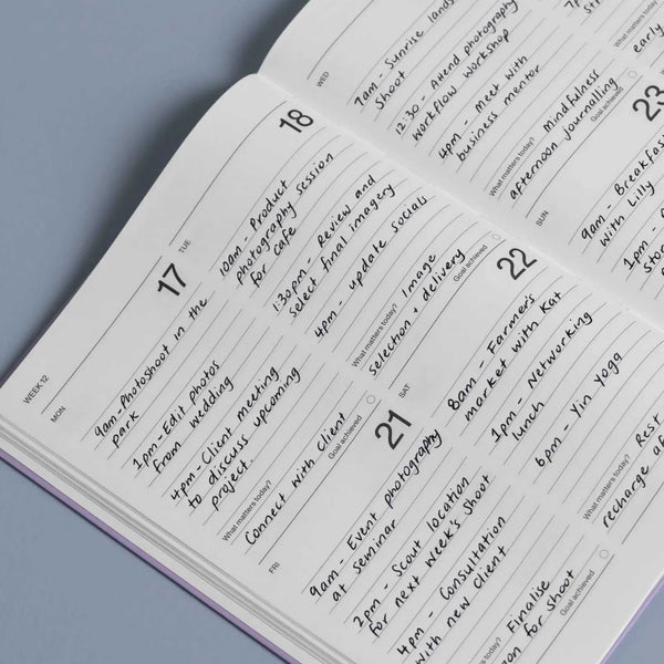 Charles And Marie WEEKLY PLANNER 2025 - Fliederfarbiger Wochenplaner - Hardcover A5 | Karst Stone Paper