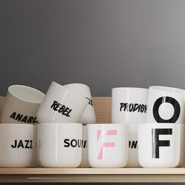 Charles And Marie # - Weisser Kaffee- & Tee-Becher Mit Schwarzer Typo | Letters & Glyphs Serie | PLTY