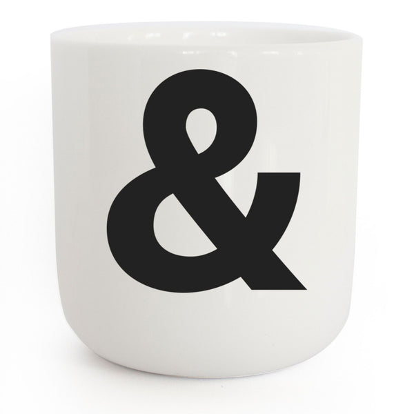 charles and marie & - weisser Kaffee- & Tee-Becher mit schwarzer Typo | Letters & Glyphs Serie | PLTY