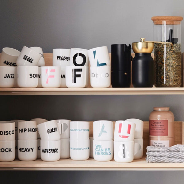 Charles And Marie - Weisser Kaffee- & Tee-Becher Mit Schwarzer Typo | Letters & Glyphs Serie | PLTY