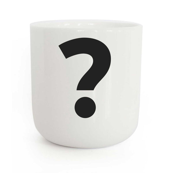 charles and marie ? | weisser Kaffee- & Tee-BECHER mit schwarzer Typo | Letters & Glyphs Serie | PLTY