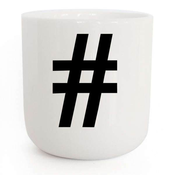 charles and marie # - weisser Kaffee- & Tee-Becher mit schwarzer Typo | Letters & Glyphs Serie | PLTY