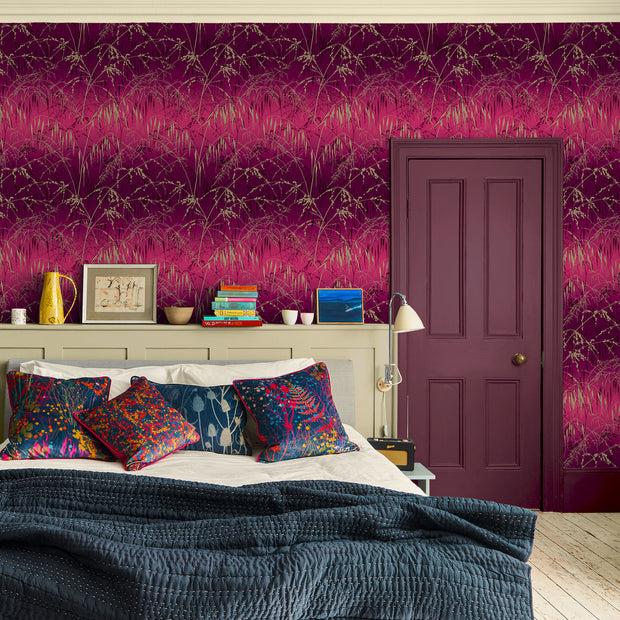 clarissa hulse Meadow Grass Wallpaper - Damson & Soft Gold (120396)