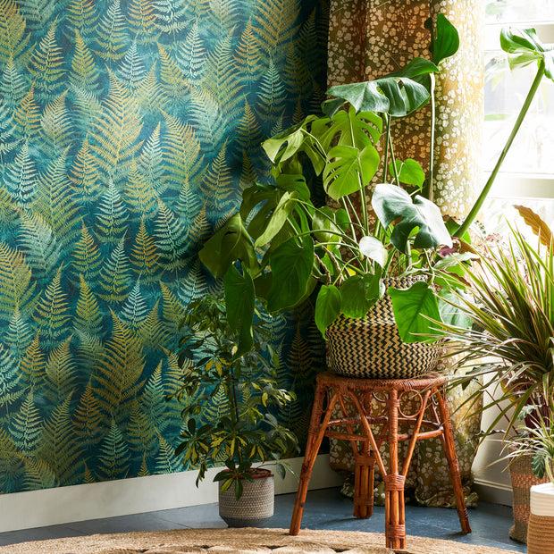 clarissa hulse Woodland Fern Wallpaper - Emerald (120386)