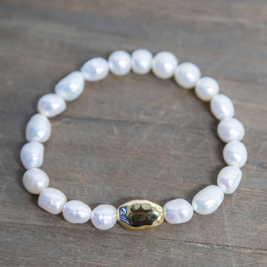 classic collection Pearl bracelet with gold charm