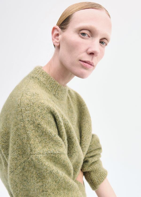 co Boyfriend Sweater in Cashmere Mossy
