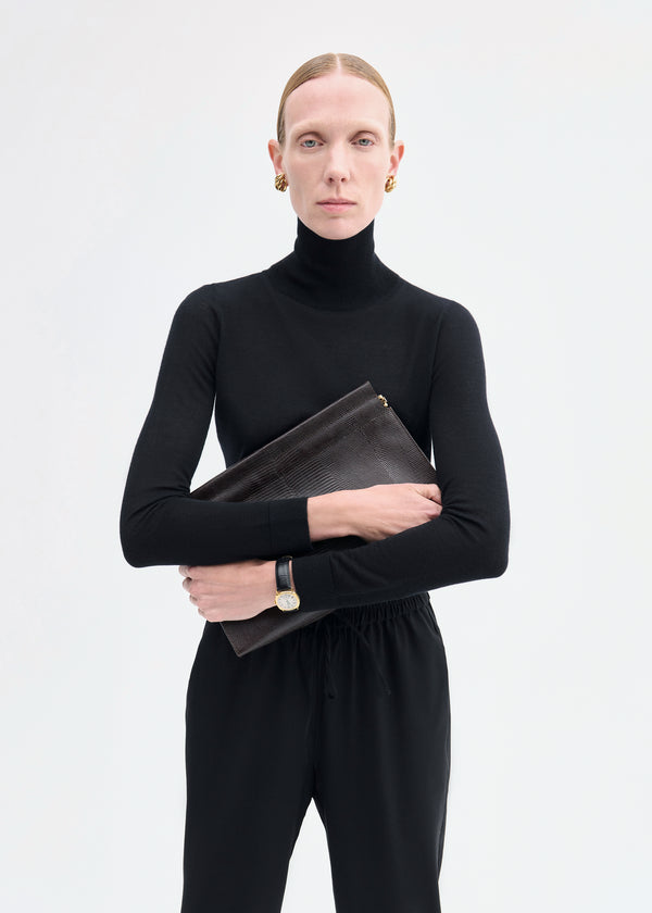 co Slim Turtleneck in Fine Cashmere Black
