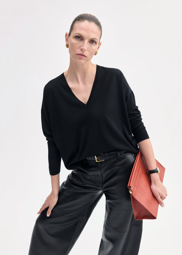 co V-Neck Sweater in Fine Cashmere Black