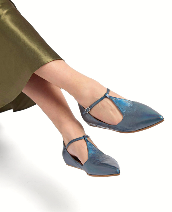 Coclico Devant T-StrapCarbon Iridescent Leather