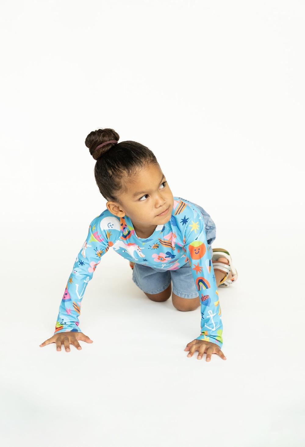 Coolibar Mini Blake - Kids Long Sleeve Rash Guard - Rainbows & Unicorns | Rainbows & Unicorns