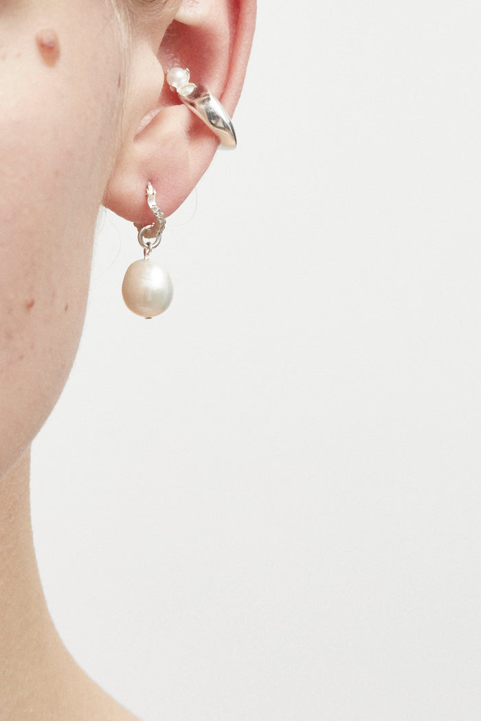 Cornelia Webb Distorted Hoop Earring Midi - Pearl