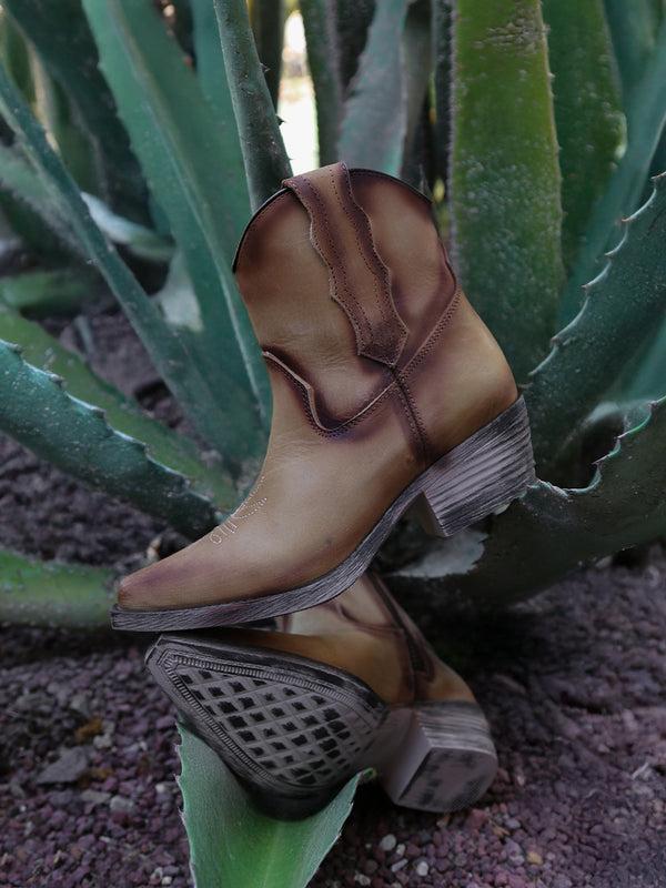 Corral Boots Q7037 - WOMEN'S EMBROIDERY ALMOND J TOE CIRCLE G COWBOY BOOT