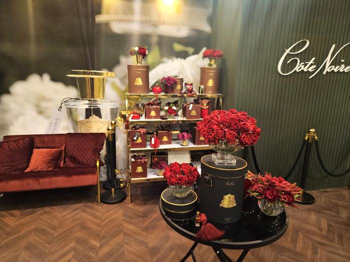 Côte Noire Cote Noire Luxury Centrepiece 37 Rose Bud Bouquet - Red & Gold Badge - CPRB04